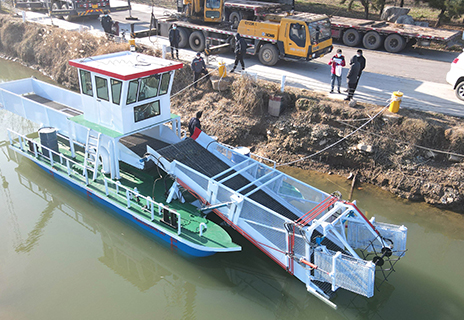 Bateau de nettoyage aquatique