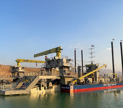 La plus grande drague à godets fendus du monde se trouve en Égypte.