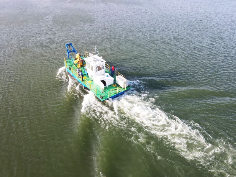 Bateau de travail polyvalent, remorqueur, pousseur