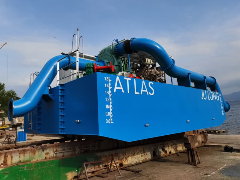 Station de pompage flottante avec surpresseur pour étendre la distance de refoulement de la drague