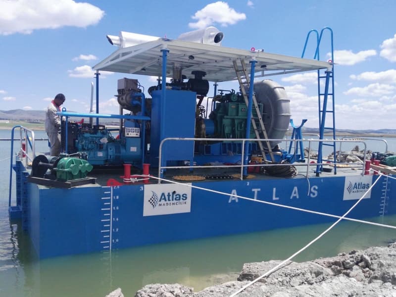 Station de pompage flottante avec surpresseur pour étendre la distance de refoulement de la drague