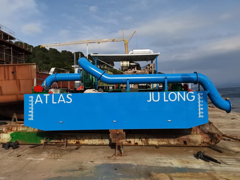 Station de pompage flottante avec surpresseur pour étendre la distance de refoulement de la drague