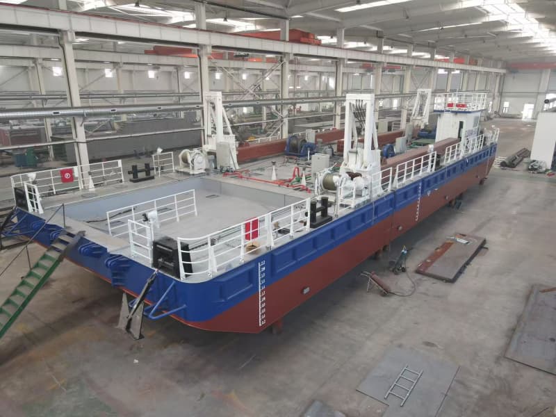 Plateforme de travail personnalisée pour pelle rétro et drague, destinée aux opérations d'excavation.