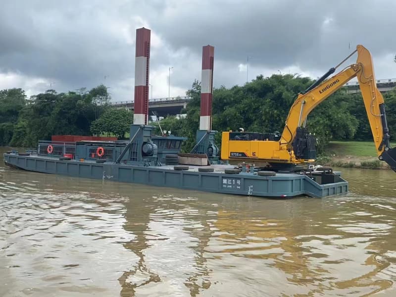 Plateforme de travail personnalisée pour pelle rétro et drague, destinée aux opérations d'excavation.