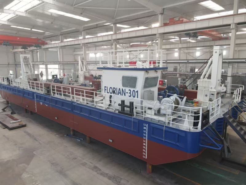 Plateforme de travail personnalisée pour pelle rétro et drague, destinée aux opérations d'excavation.