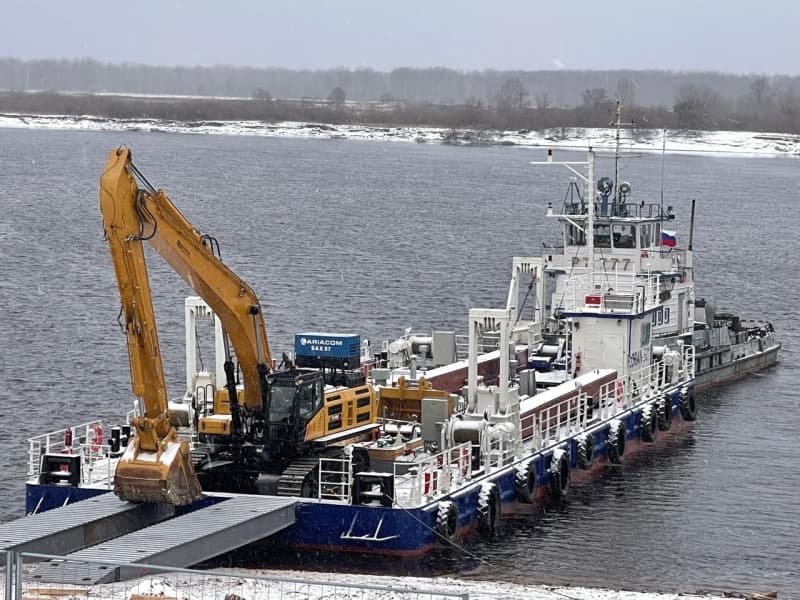 Plateforme de travail personnalisée pour pelle rétro et drague, destinée aux opérations d'excavation.