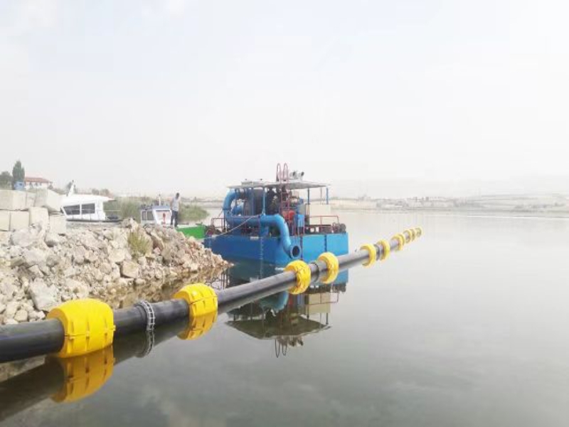Station de pompage flottante avec surpresseur pour étendre la distance de refoulement de la drague