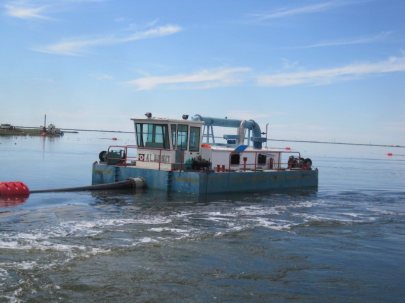 Station de pompage flottante avec surpresseur pour étendre la distance de refoulement de la drague